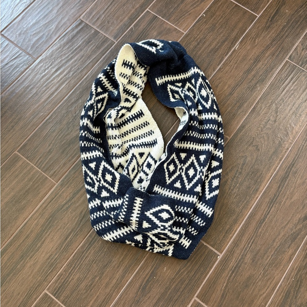 Black and White Geometric Knit Scarf